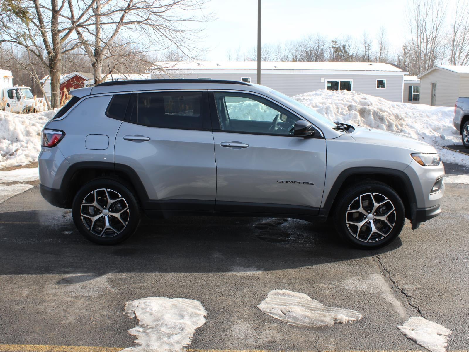 2024 Jeep Compass Latitude Four Wheel Drive 8-SPEED AUTOMATIC 8F30