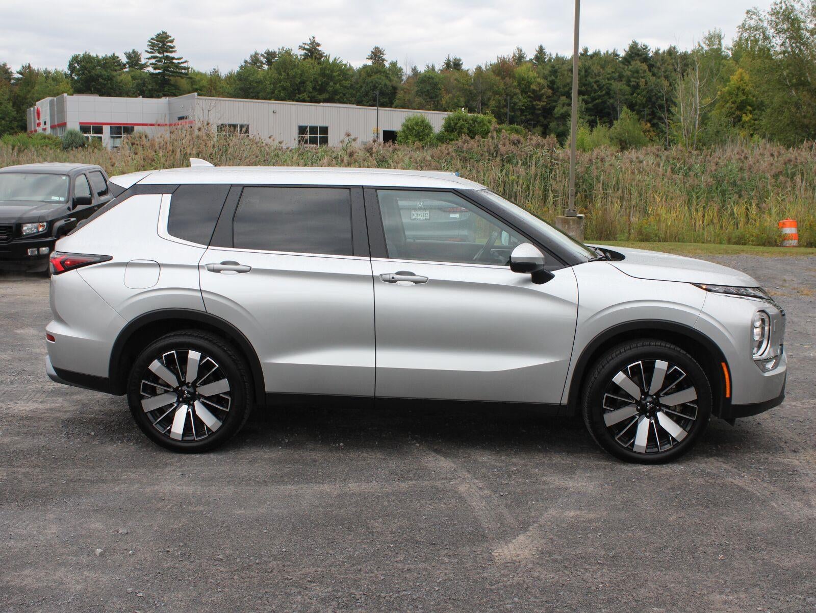 2025 Mitsubishi Outlander SE