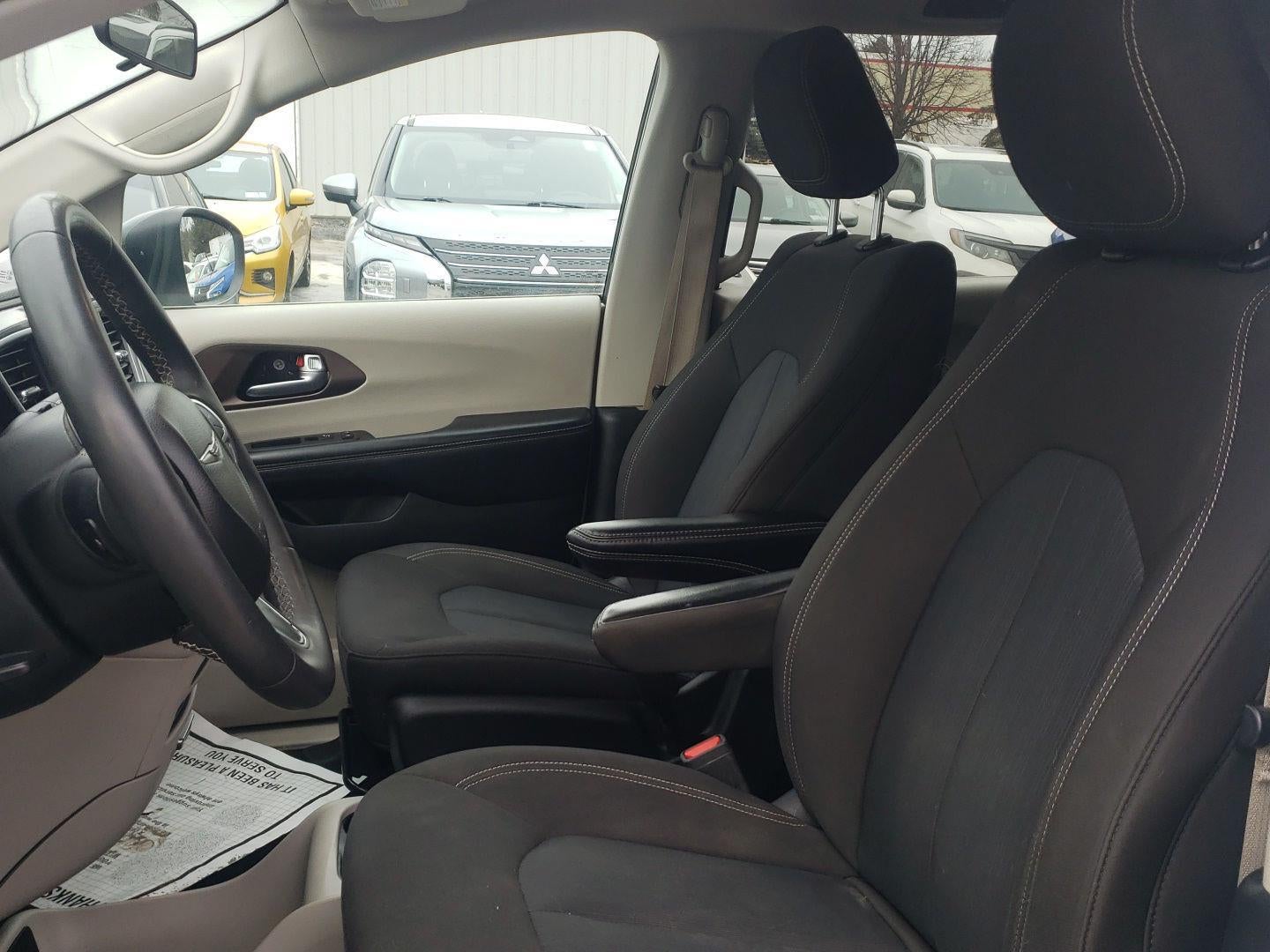 2022 Chrysler Voyager LX