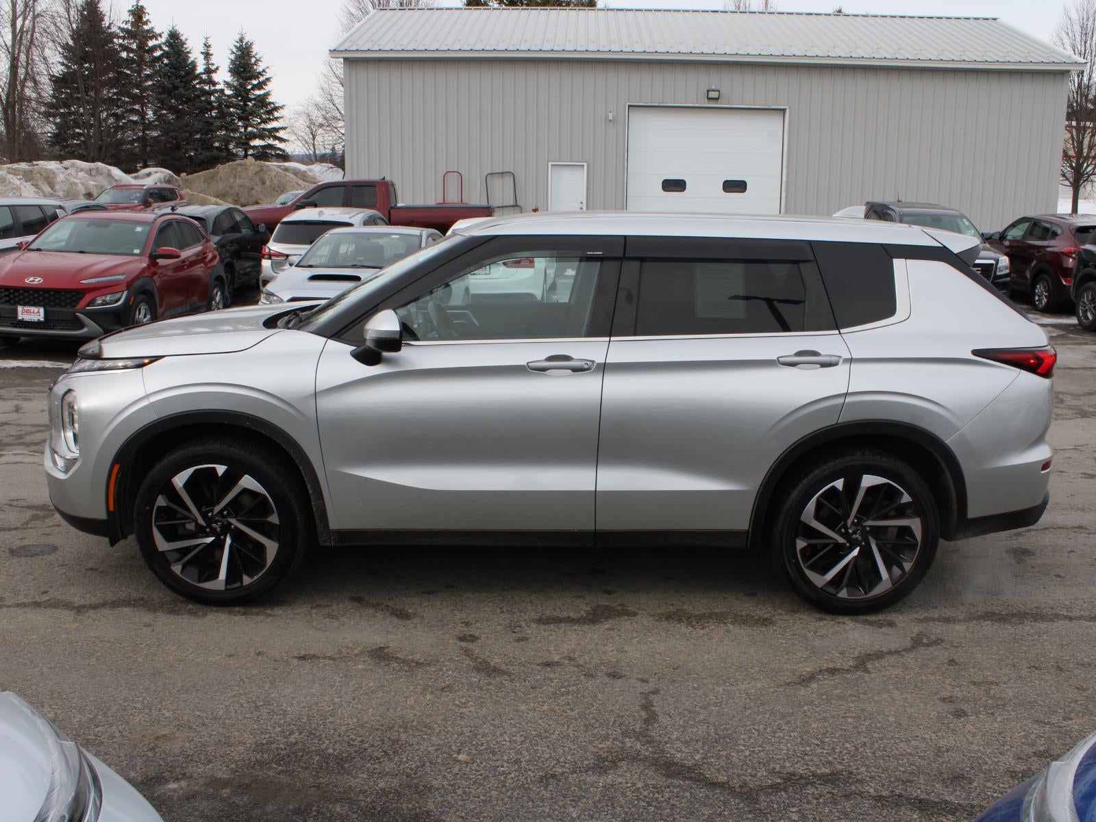 2022 Mitsubishi Outlander ES