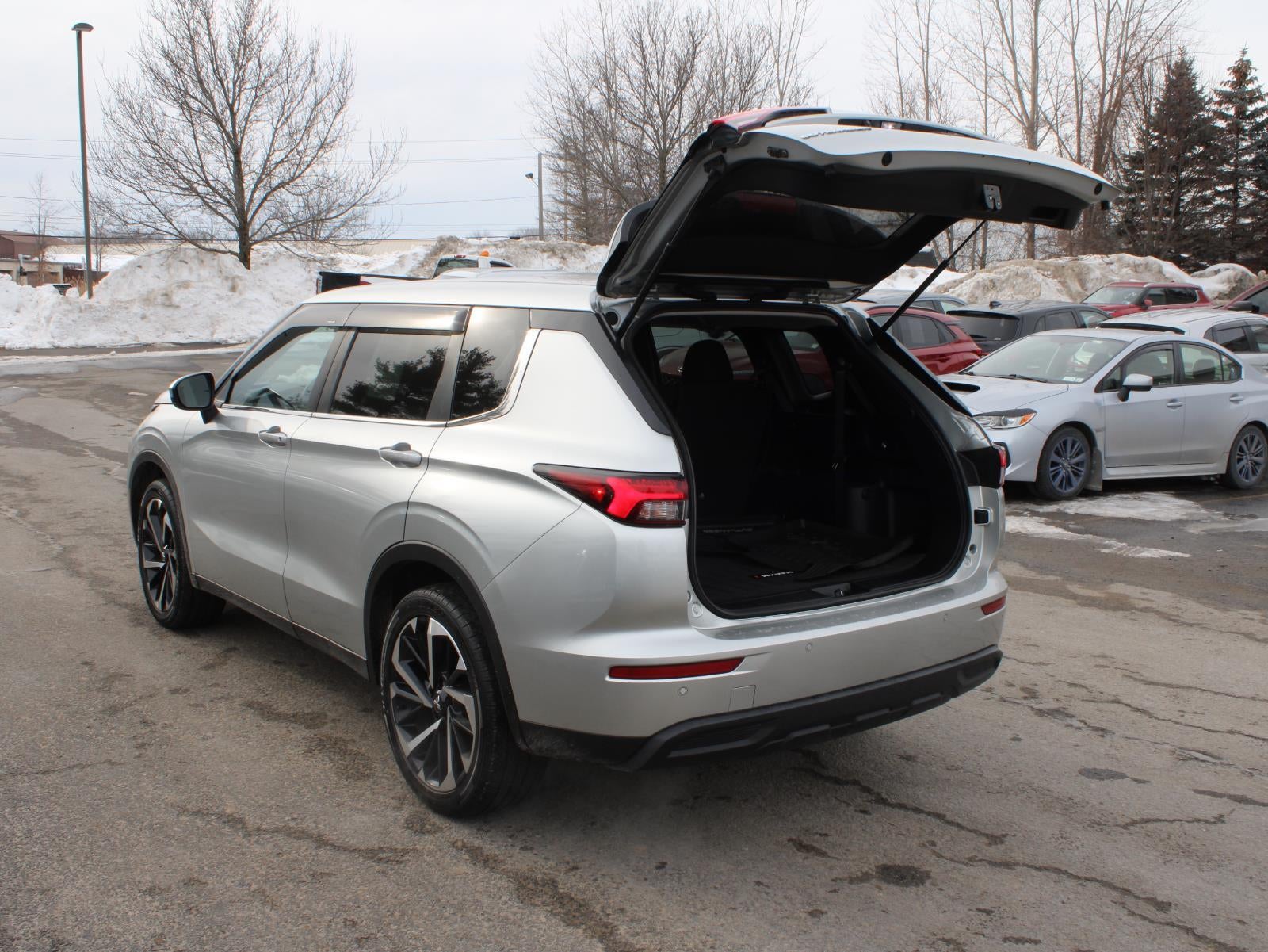 2022 Mitsubishi Outlander ES